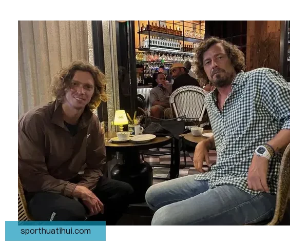 摇滚巨星邦·乔维亮相迈阿密大师赛与萨芬卢布丰塞卡亲切合影交流