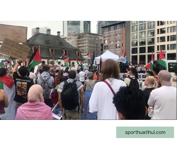 艾维街头演讲引关注 手持麦克风与路人分享独到见解与生活感悟